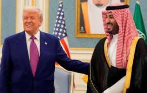 عربستان سعودی و ایالات متحده 600 میلیارد دلار از AI و معاملات دفاعی موافقت می کنند